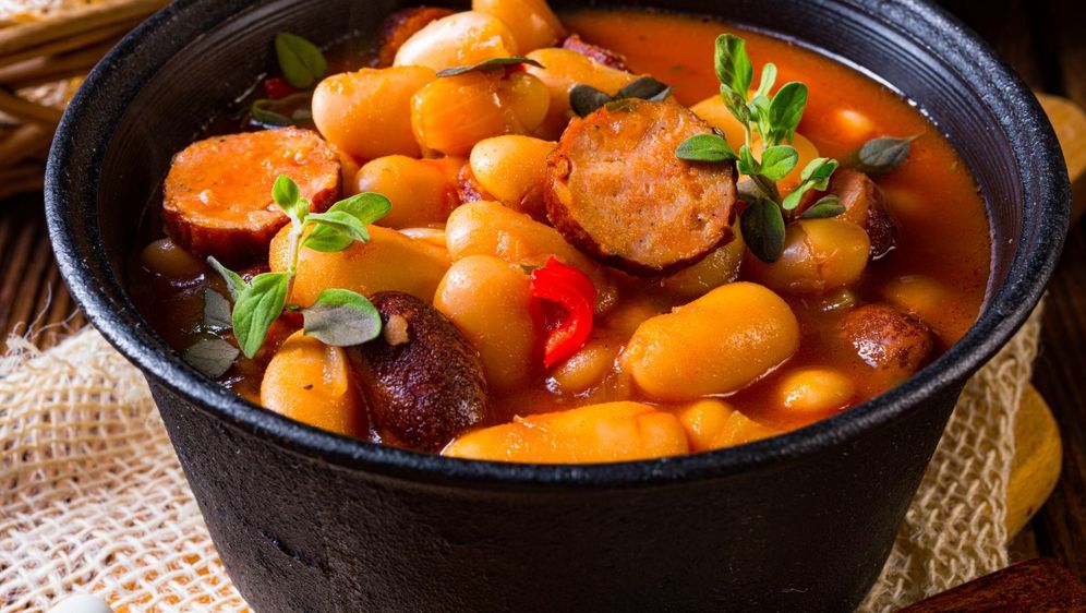 Pikantno varivo s krumpirom, bijelim grahom i kobasicom