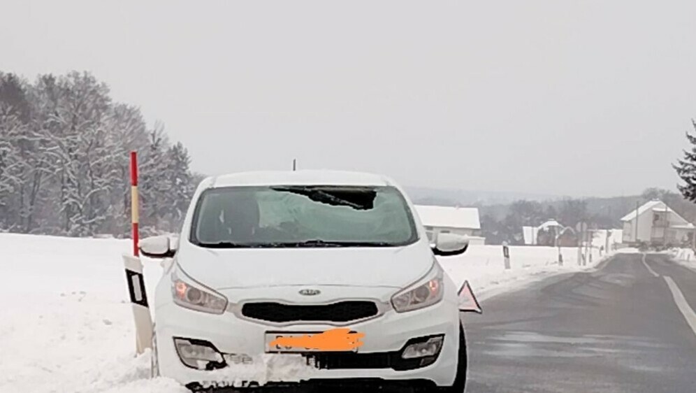 Komad leda pao s kombija i ozlijedio vozača auta