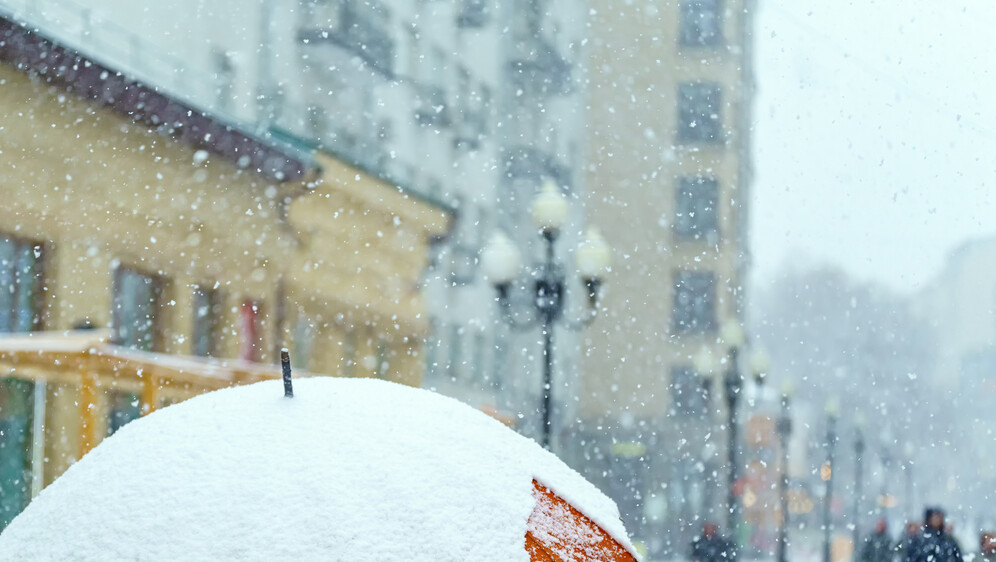 Kako se piše: sniježiti ili snježiti