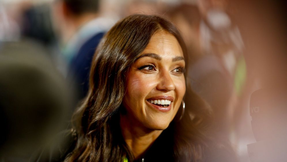 Jessica Alba u mekanom kaputu i toplim papučama - 4