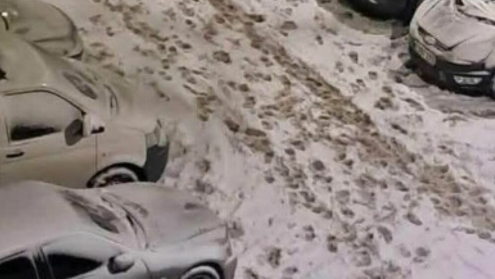 Snijegom prekriveni automobilu U Zagrebu s crtežima na staklima