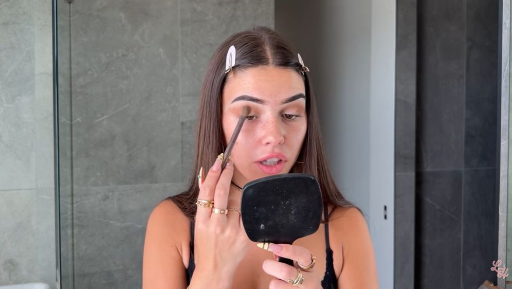 Leah Halton se šminka