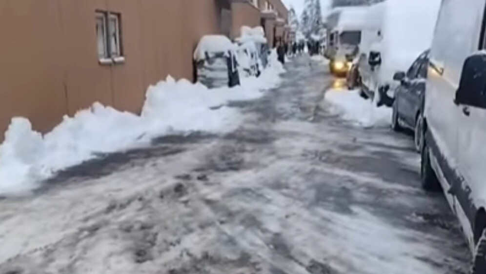 Parkiralište očišćeno od snijega s DIY ralicom