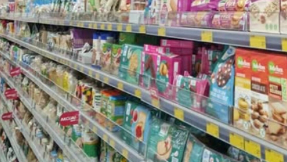 Golub na polici u trgovini