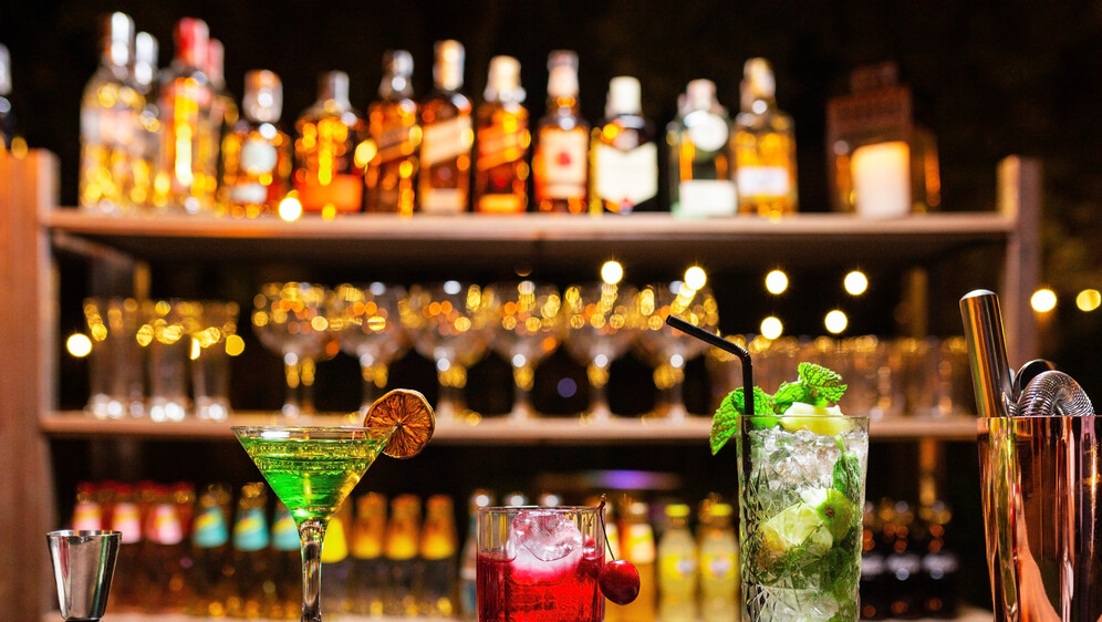 Kako se piše: koktel bar ili koktel-bar