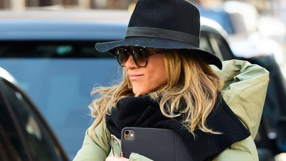 Jennifer Aniston u debeloj jakni i bijelim tenisicama - 5