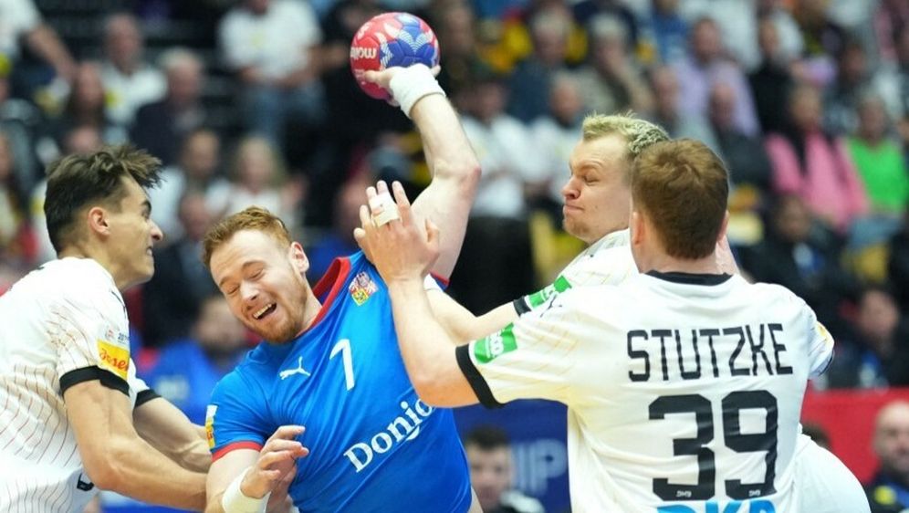 Tomaš Piroch (u sredini)