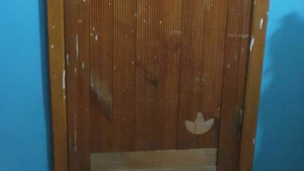 Vrata s ogromnim drvenim znakom adidasa