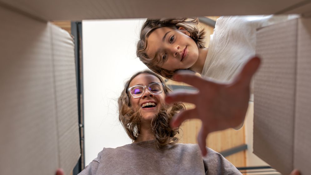 Dijete otvara poklon, ilustracija