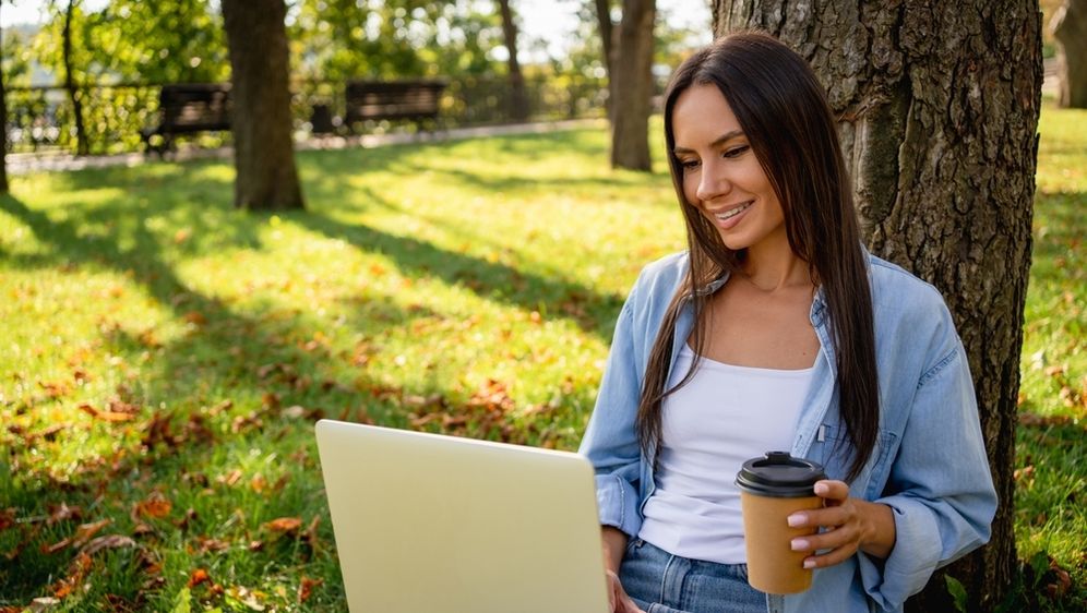 Djevojka radi na laptopu