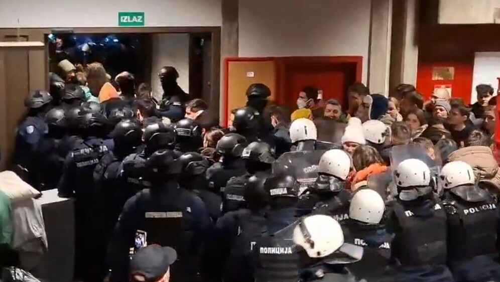 Policija nasilno prekinula studentsku blokadu u Novom Sadu