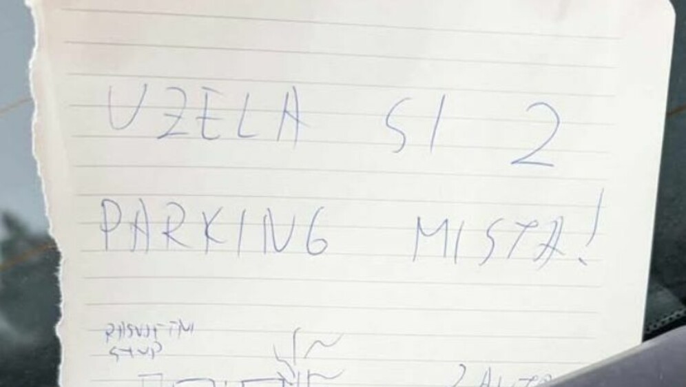 Poruka na automobilu