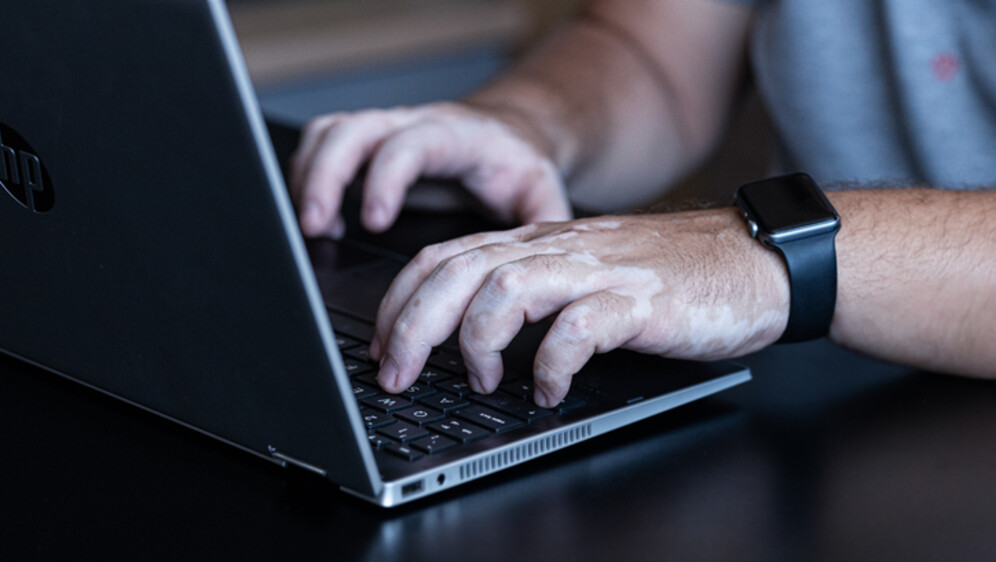 Ilustracija: osoba koristi laptop