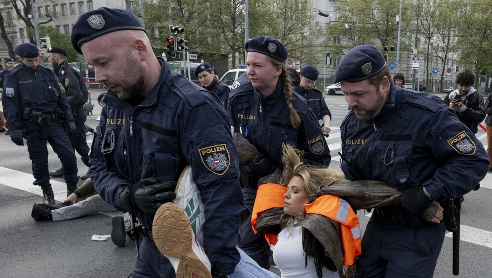 Policija odvodi klimatsku Shakiru