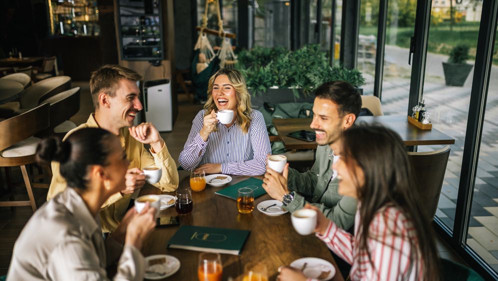 Ekipa u kafiću pije kavu, ilustracija