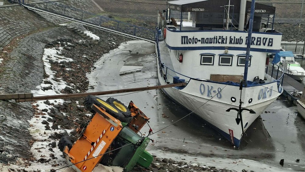 Prevrnuo se stroj za posipanje soli - 5
