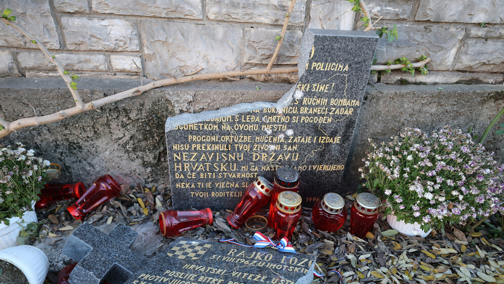 Devastirana spomen-ploča