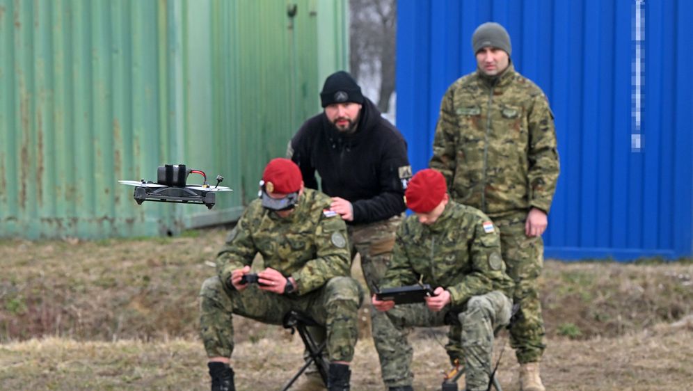 Hrvatski vojnici na obuci za upravljanje FPV dronovima
