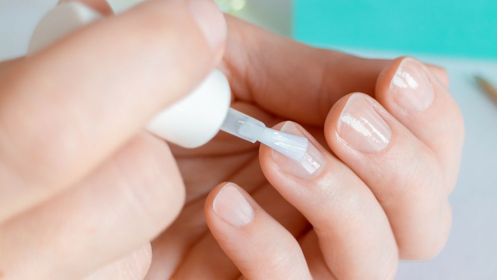 Pomoć u obnavljanju noktiju mogu biti lakovi za jačanje