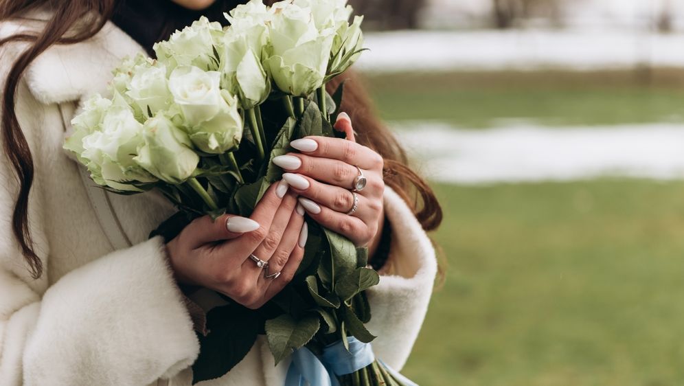 Žena drži buket