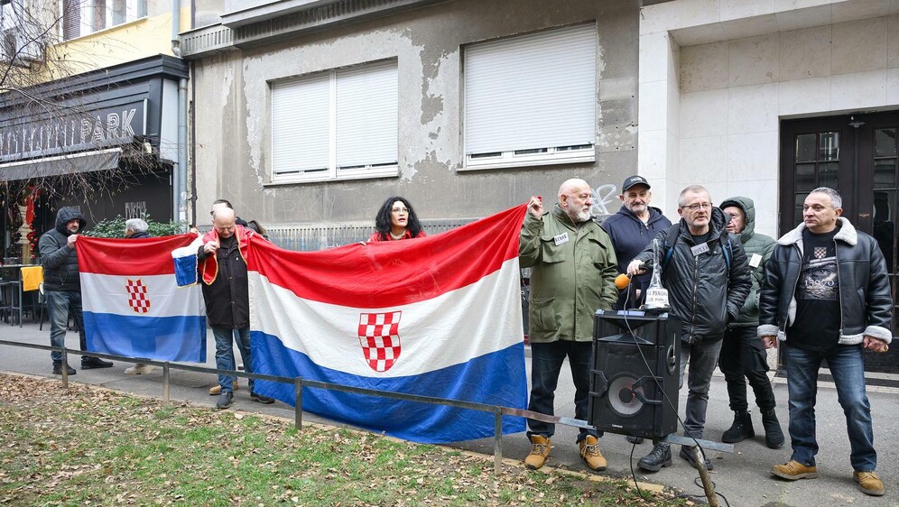 Pravaši ispred stana Mrak-Taritaš