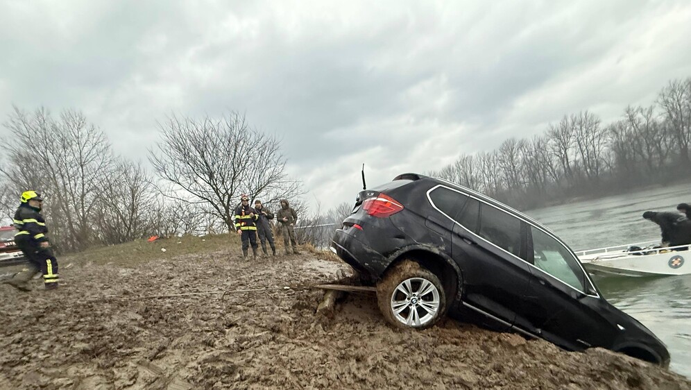 Vatrogasci izvukli BMW iz Save - 4