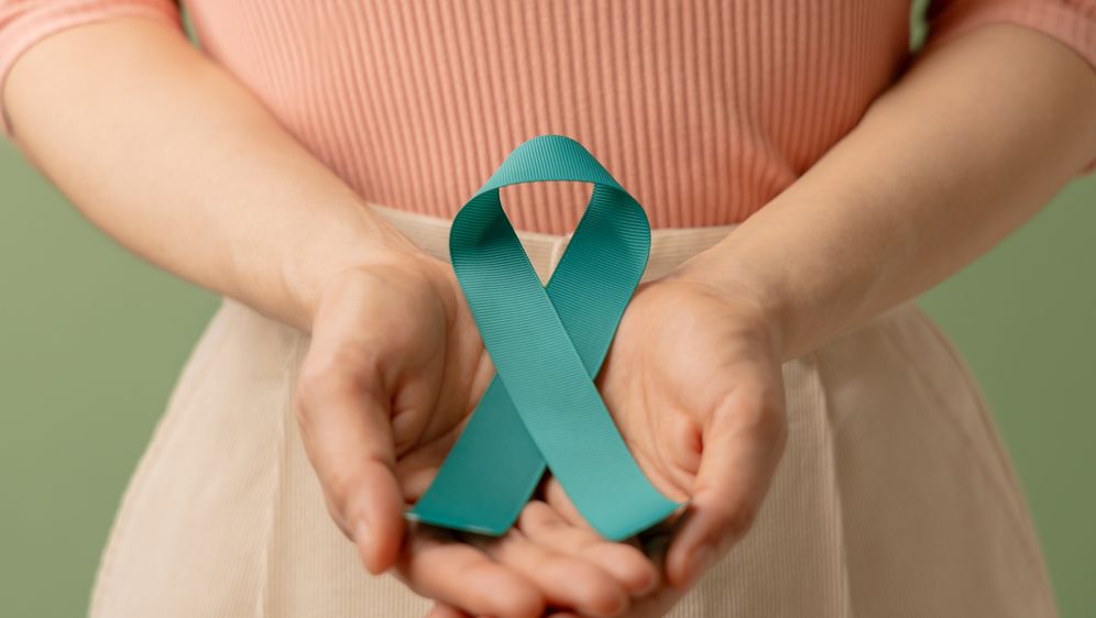 Siječanj je mjesec posvećen podizanju svijesti o raku vrata maternice kada tirkizne vrpce simboliziraju nastojanje u otklanjanju ove bolesti
