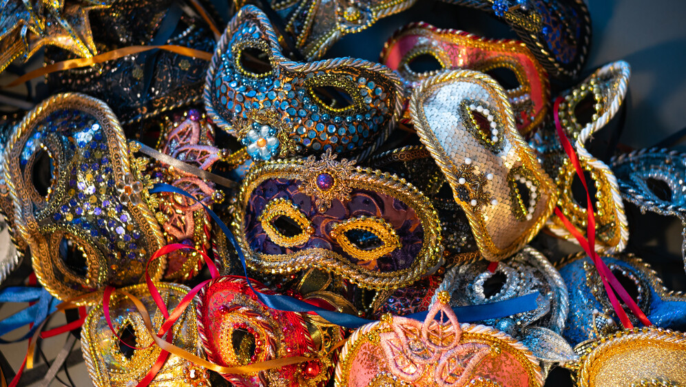 Kako se piše: maskembal ili maskenbal