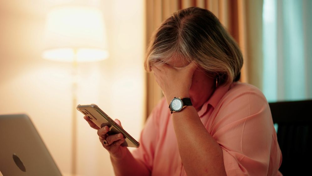 Neugodan poziv, ilustracija