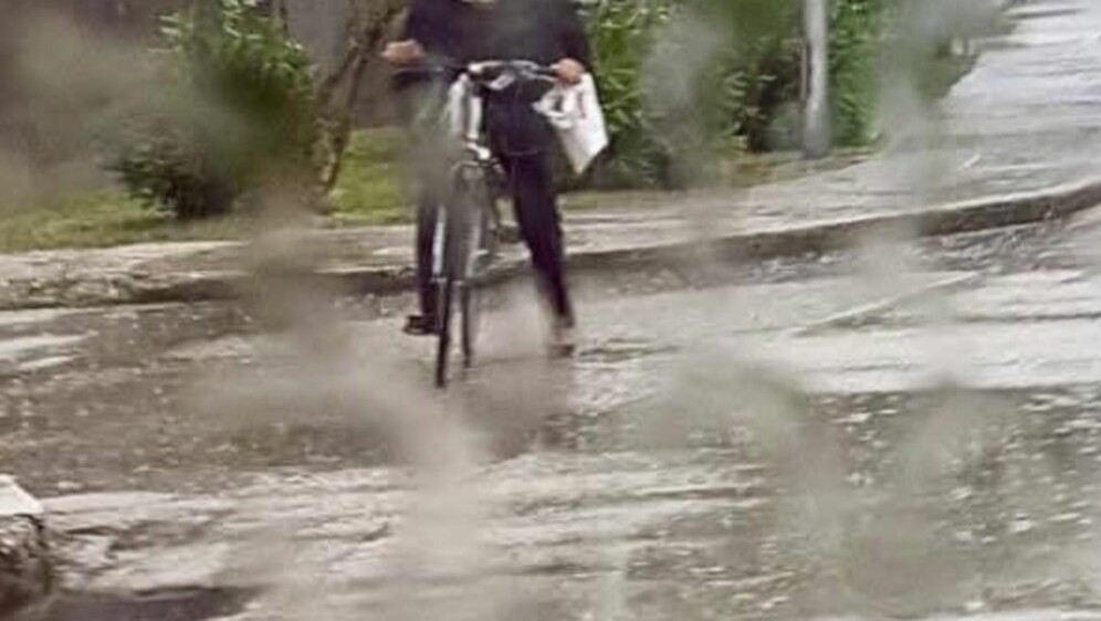 Vožnja biciklom po Metkoviću s vrećicom na glavi