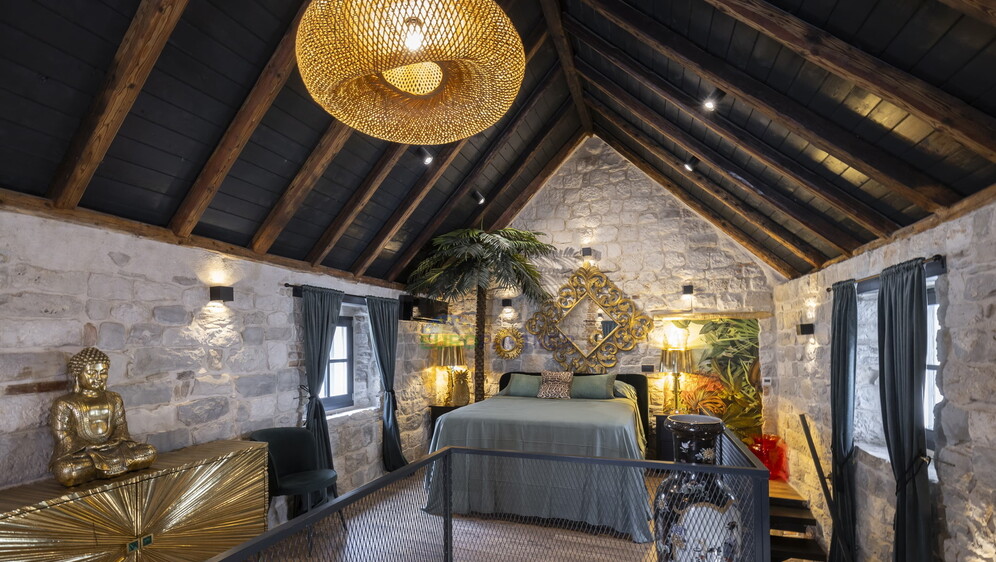 Na Bijelom Jajetu prodaje se kuća koja se nalazi 30 metara od plaže - 1