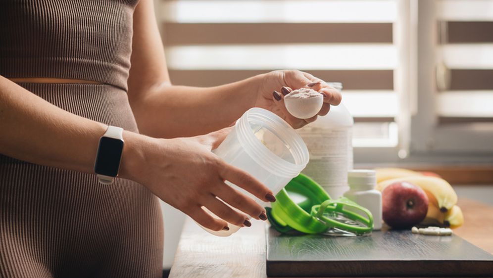 Žena priprema praškasti napitak