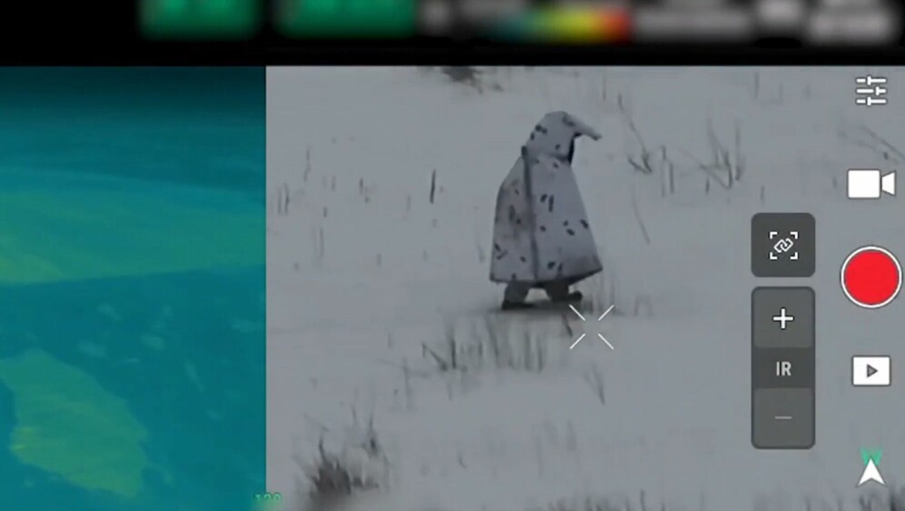 Vojnik u kostimu pingvina