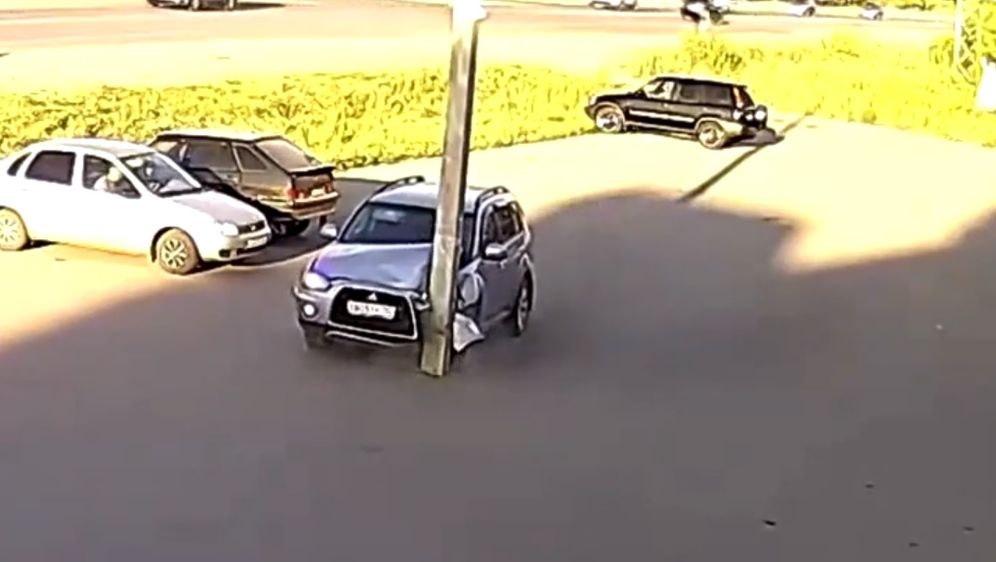 Sudar sa stupom (Foto: Screenshot/LiveLeak)