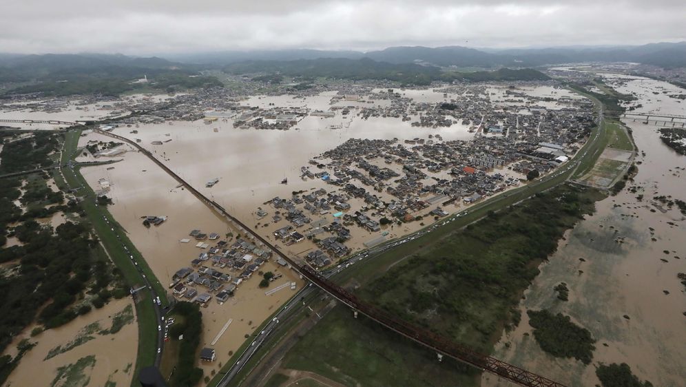 Velike poplave u Japanu odnijele na desetke života (Foto: AFP)