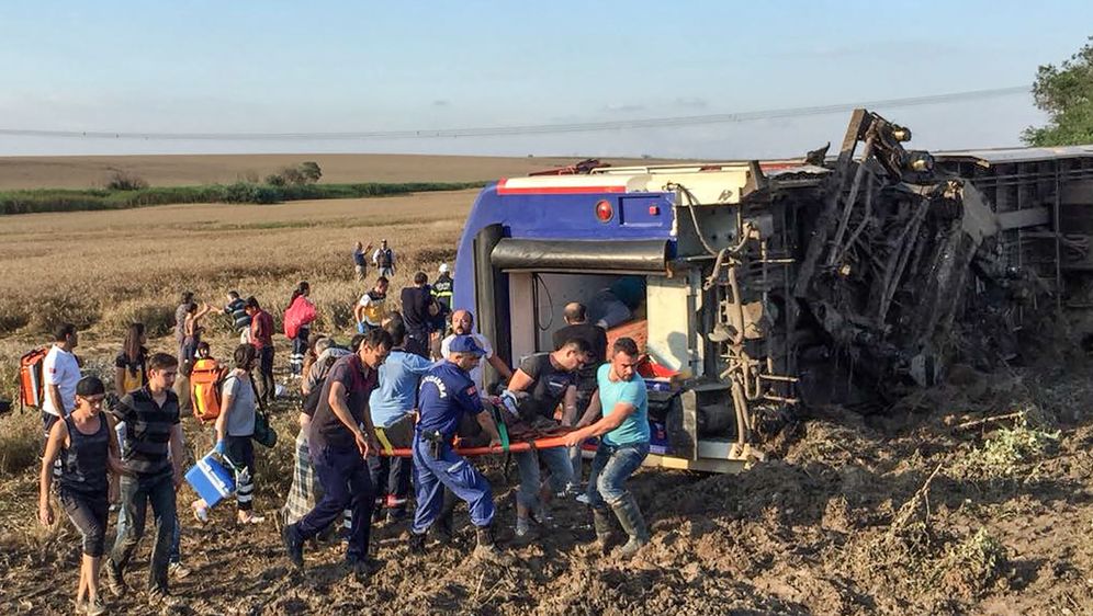 Ozlijeđeni u željezničkoj nesreći u Turskoj (Foto: AFP)