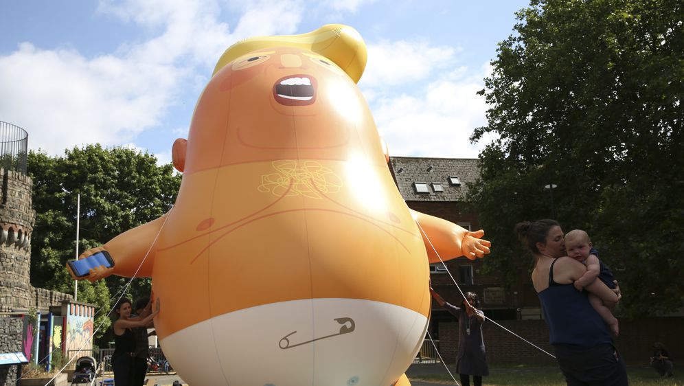 Balon koji karikira Donalda Trumpa (Foto: AFP)