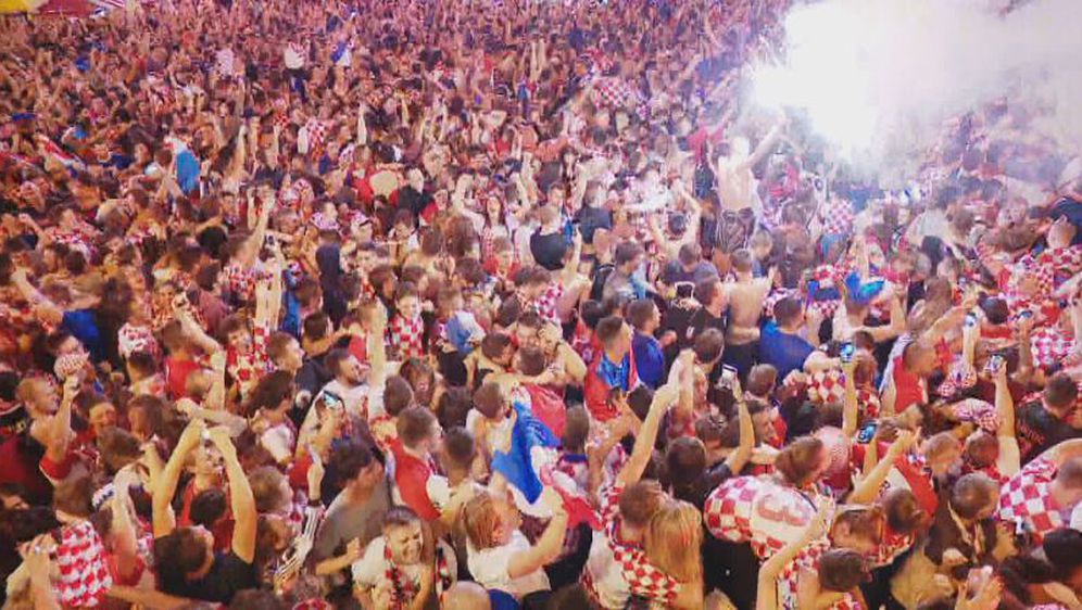 Slavlje na zagrebačkom Trgu bana Jelačića nakon posljednjeg zvižduka sudca i pobjede Hrvatske (Foto: Dnevnik.hr)