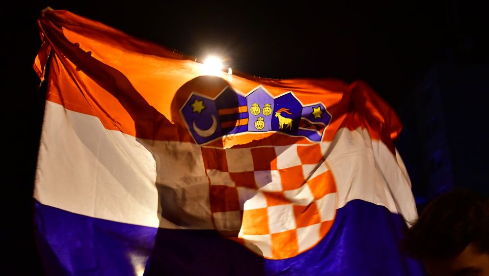 Navijačica sa hrvatskom zastavom (Foto: AFP)