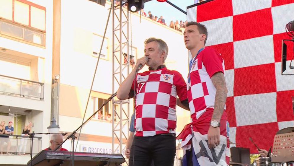 Miroslav Škoro i Mario Mandžukić na dočeku u Slavonskom Brodu (Foto: Dnevnik.hr)