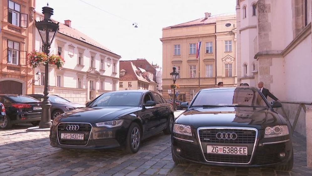 Vozila pred zgradom Vlade (Foto: dnevnik.hr)