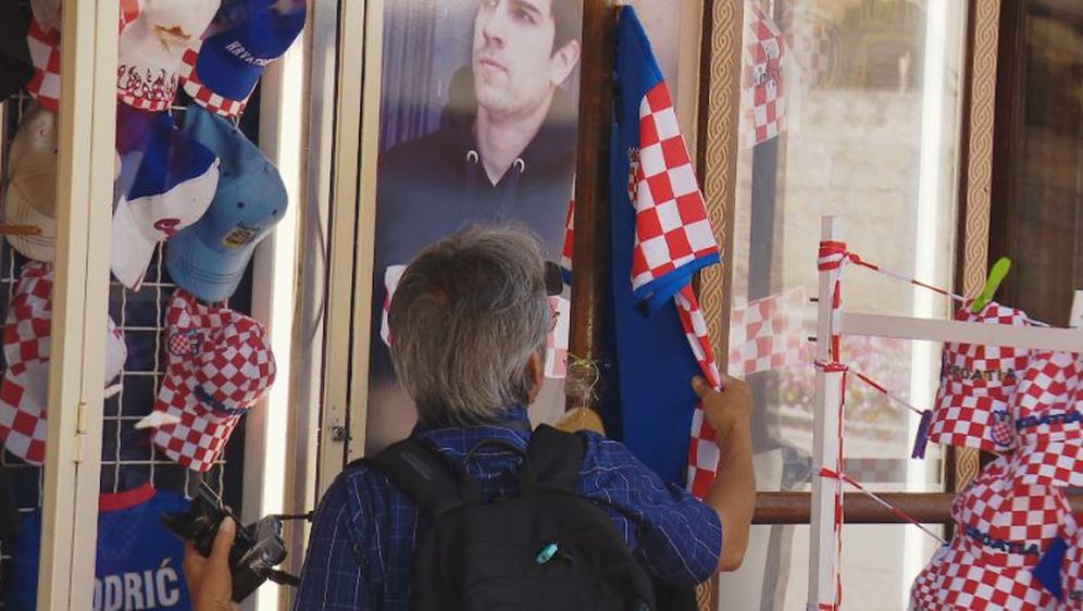 Turist gleda hrvatski dres (Foto: Dnevnik.hr)
