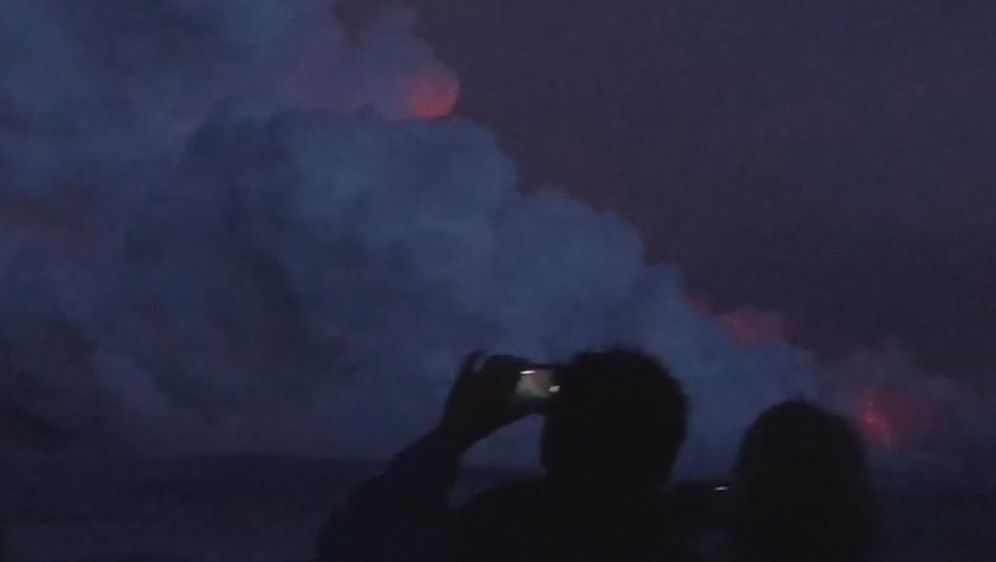 Turisti s broda promatraju lavu (Screenshot: AP)