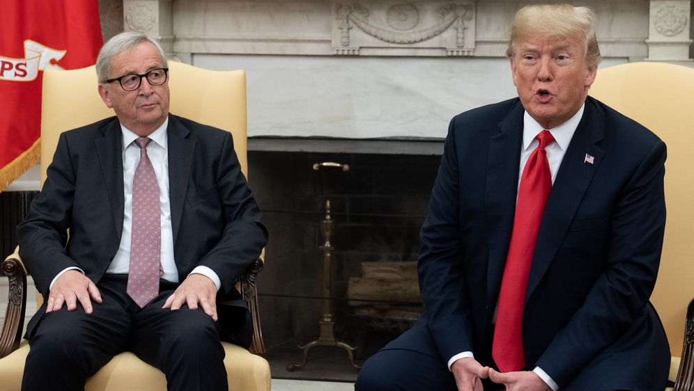 Predsjednik Europske komisije Jean-Claude Juncker i američki predsjednik Donald Trump (Foto: AFP)