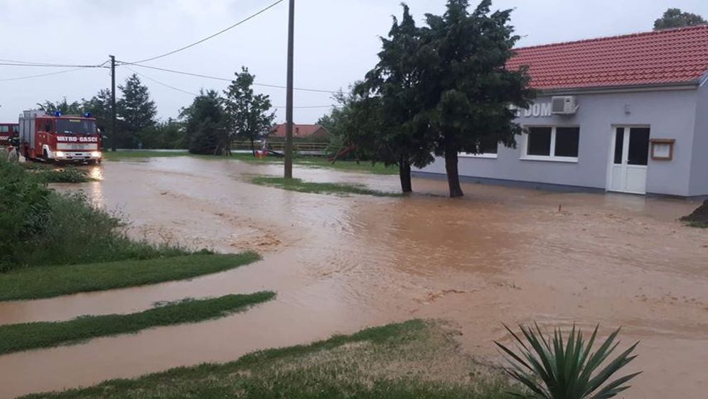 Novi Bešinci: Poplavljene ulice (Foto: pozega.eu) - 4