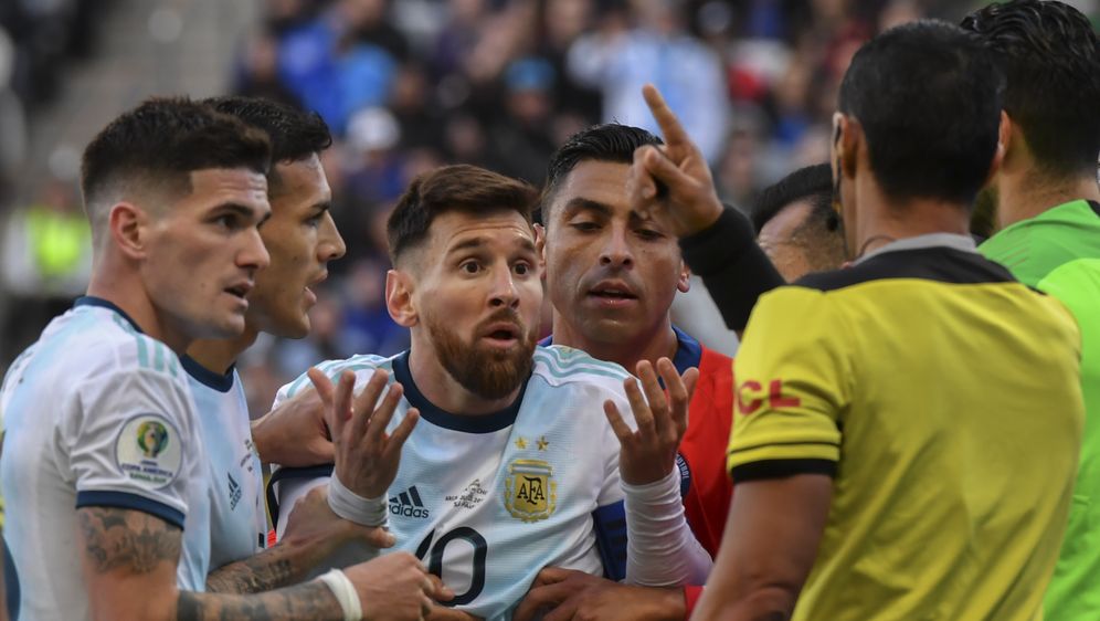 Lionel Messi dobiva crveni karton (Foto: AFP)