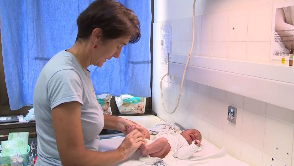 Previjanje bebe (Foto: Dnevnik.hr)