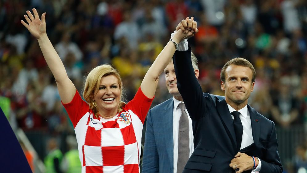 Predsjednica Kolinda Grabar-Kitarović slavi drugo mjesto Vatrenih na svjetskom prvenstvu (Foto: AFP) - 4