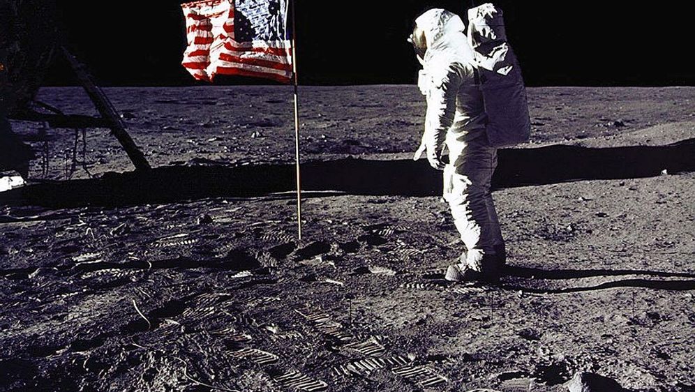 Američki astronaut pored američke zastave na Mjesecu, misija Apollo 11 (Foto: Arhiva/AFP)