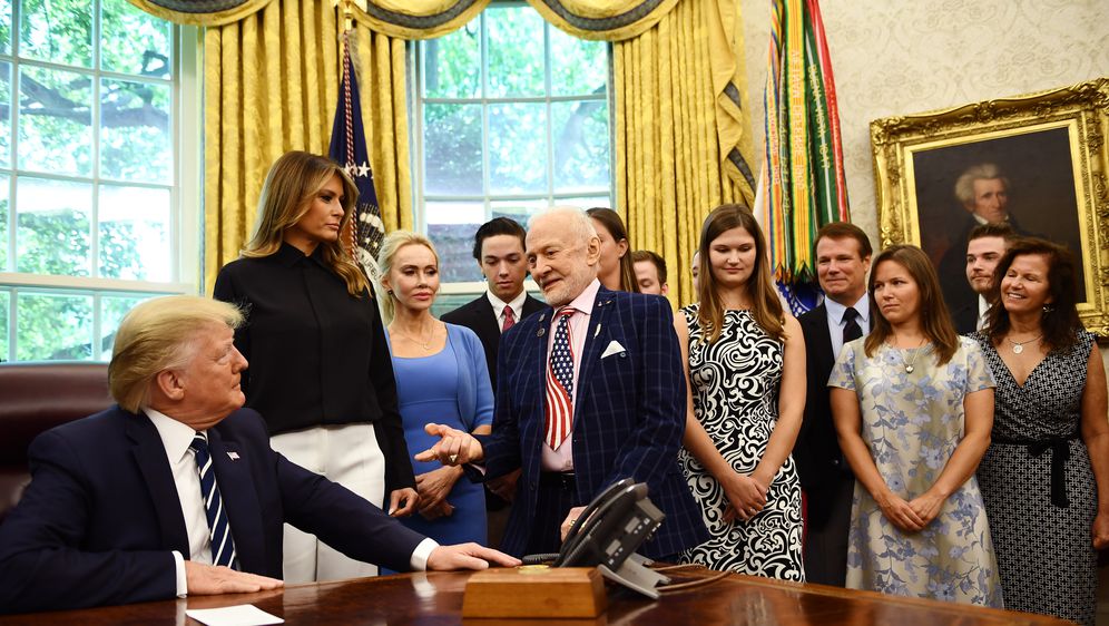 Trump u Bijeloj kući primio Buzza Aldrina i Michaela Collinsa (Foto: AFP) - 4